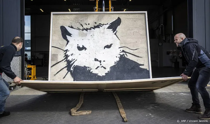 stuk muur met banksy brengt 380 000 euro op