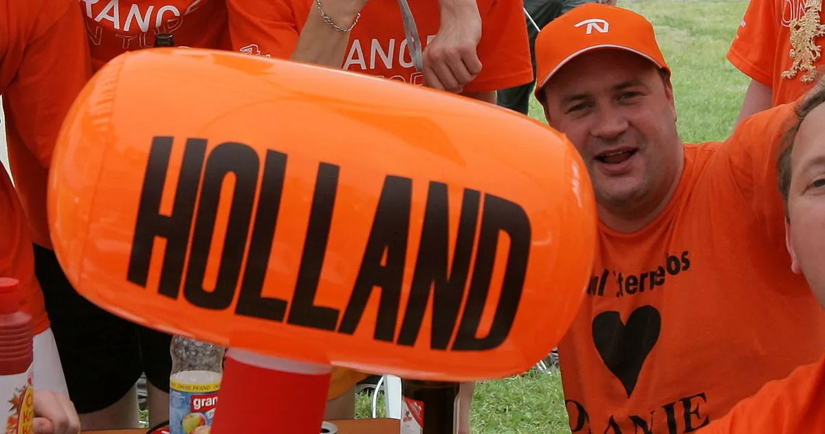 supporter oranje voetbal hq wikimediaorg selbst cc by sa 20 de1