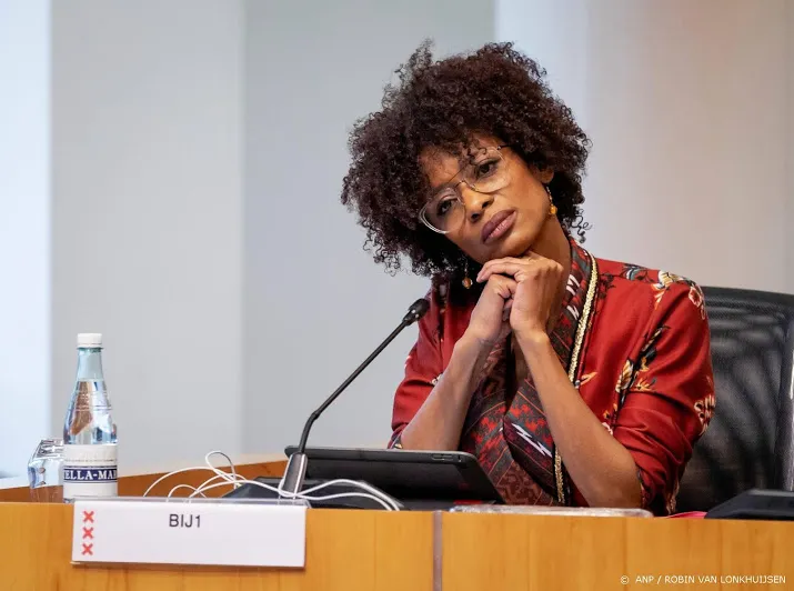 sylvana simons geeft zetel in gemeenteraad amsterdam op