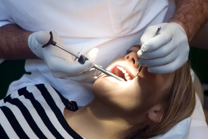 tandartsen in actie tegen borende hygienisten