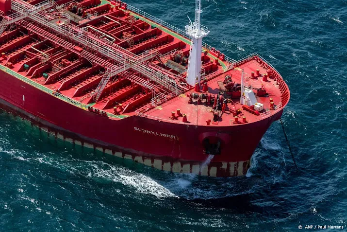 tanker met russische gasolie blijft voorlopig midden op zee