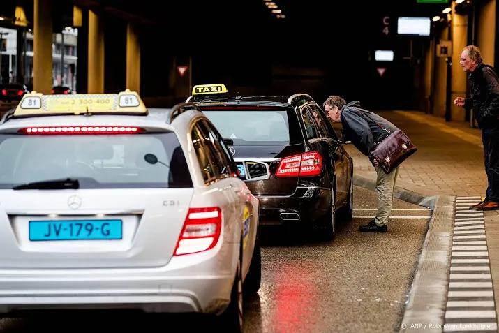taxis moeten essentieel zijn bij avondklok