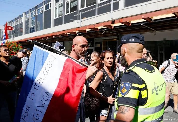 tegenstanders mondkapjesplicht weggestuurd uit centrum rotterdam