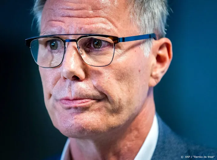 telefoon fnv roodgloeiend om mondkapjesplicht winkelpersoneel