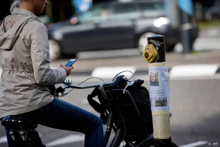 telefoongebruik vooral op de fiets toegenomen in de auto licht