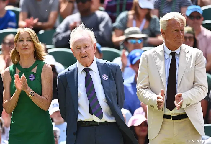 tennisiconen laver en king kijken in royal box naar van rijthoven