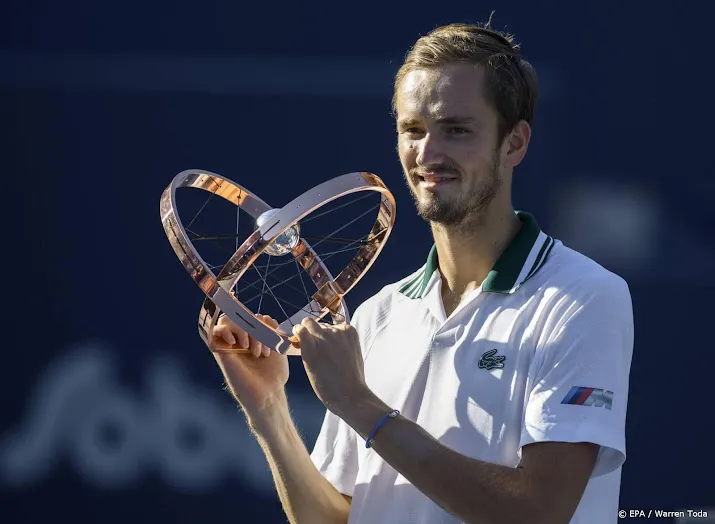 tennisser medvedev overtuigend winnaar masterstoernooi toronto