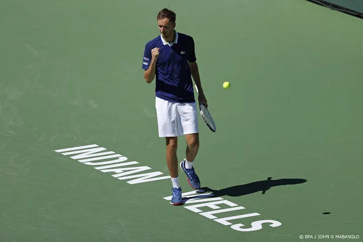 tennisser medvedev wint eerste duel als leider wereldranglijst