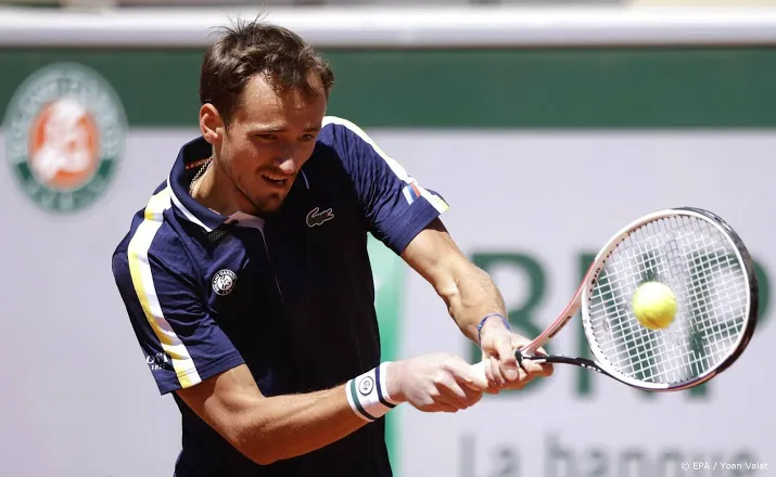 tennisser medvedev wint voor het eerst op roland garros
