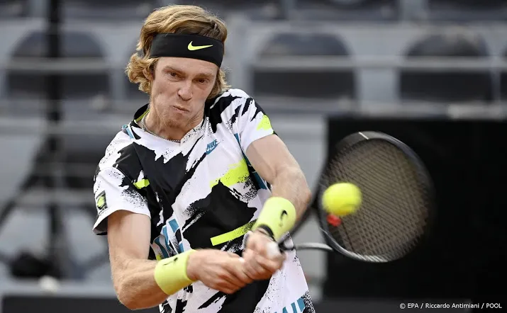 tennisser roeblev wankelt maar overleeft eerste ronde in parijs