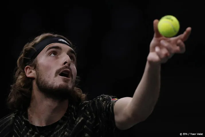 tennisser tsitsipas haakt af in parijs door armblessure