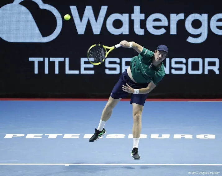 tennisser van de zandschulp door naar tweede ronde in stockholm