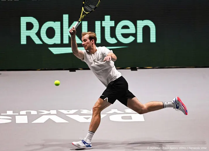 tennisser van de zandschulp gaat vol verwachting in quarantaine