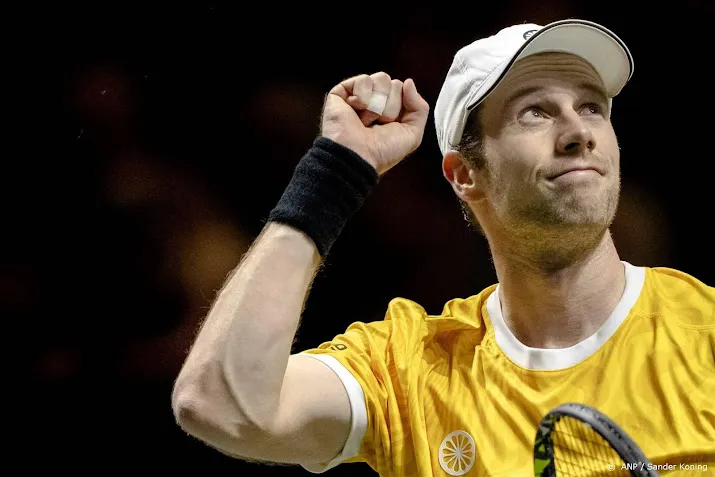 tennisser van de zandschulp klopt landgenoten in dubbel van doha