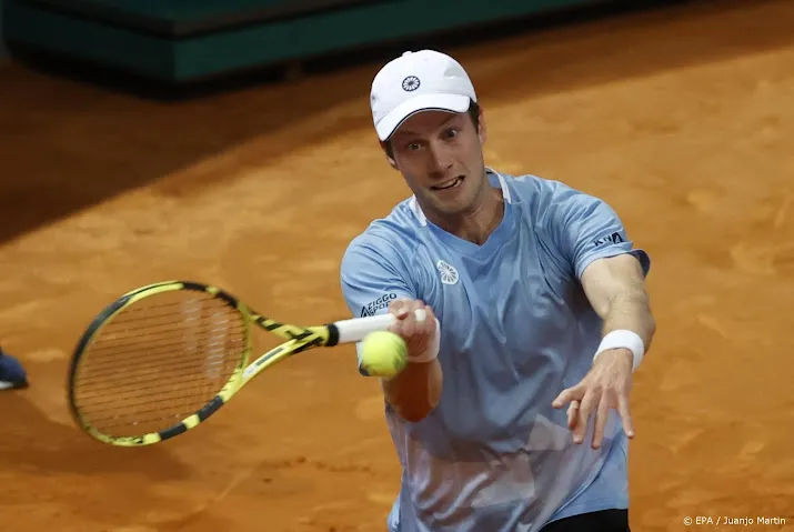 tennisser van de zandschulp treft rus kotov op roland garros
