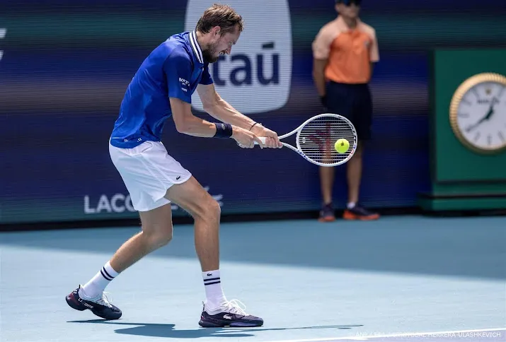 tennissers sinner en medvedev door in miami ruud uitgeschakeld