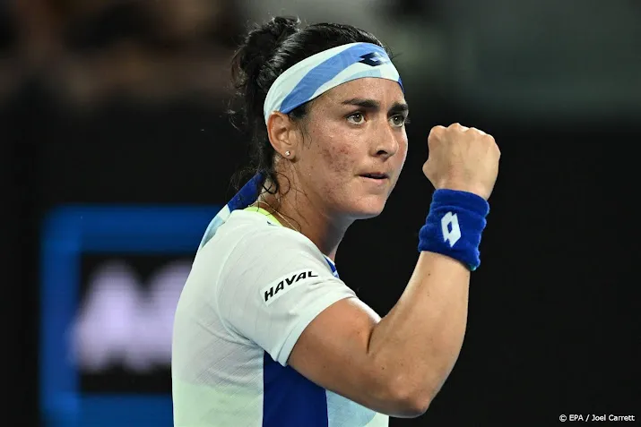 tennisster jabeur knokt zich op australian open naar tweede ronde