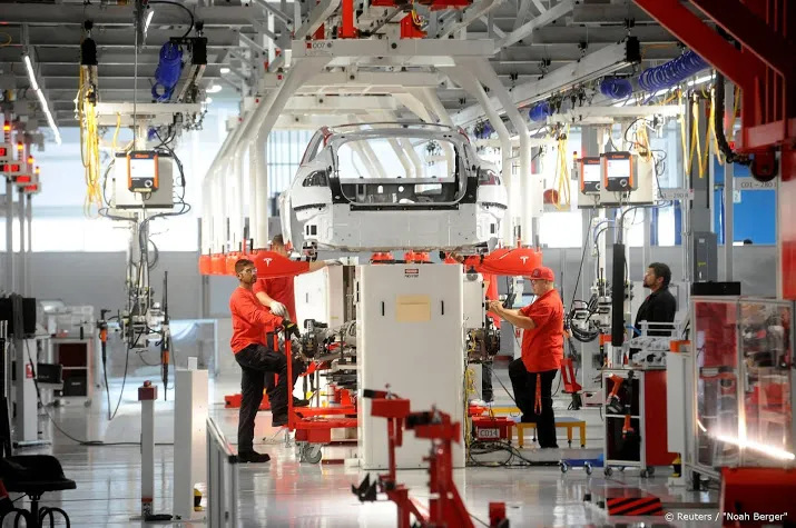 tesla bouwt grote autofabriek in duitsland