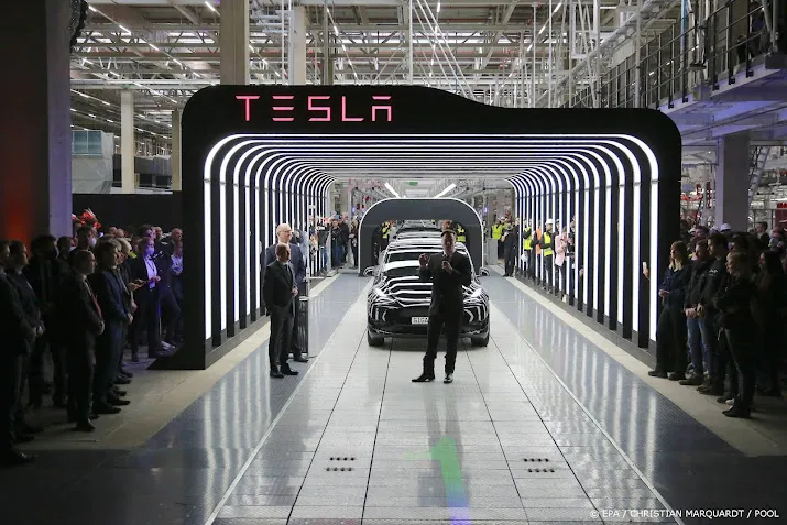 tesla daalt op positief wall street na prijsverlaging in china