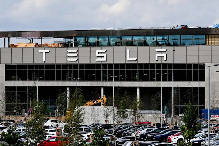 tesla schort productie in fabriek berlijn op om situatie rode zee