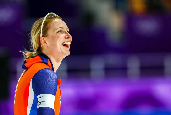 tevreden achtereekte in spanning na goede race