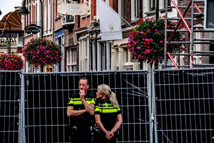 tien tips over beschieting coffeeshop delft
