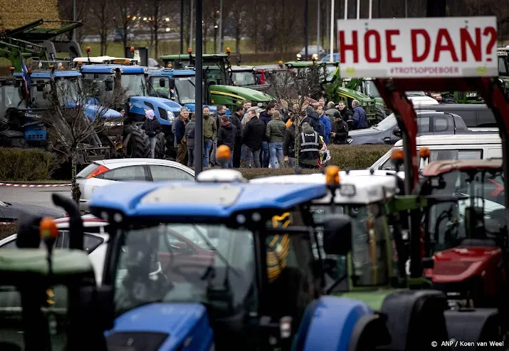 tientallen boeren protesteren in hoorn