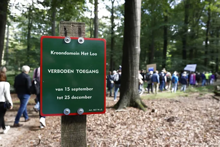 tientallen demonstreren tegen sluiting kroondomein het loo