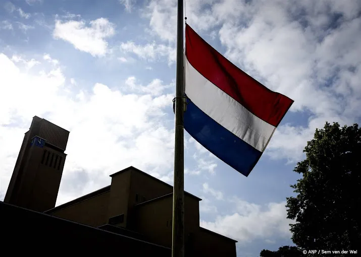 tientallen gemeenten hangen vlag halfstok om mh17