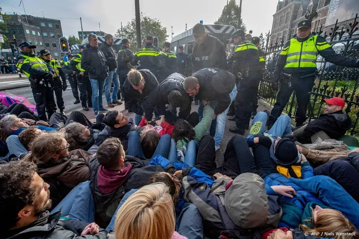 tientallen klimaatactivisten aangehouden