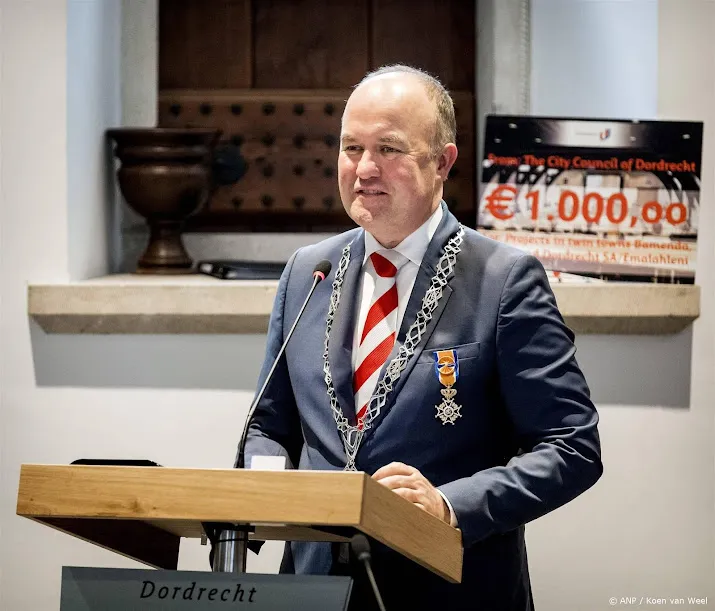 tientallen mensen bij herdenking bij joodse begraafplaats tacozijl