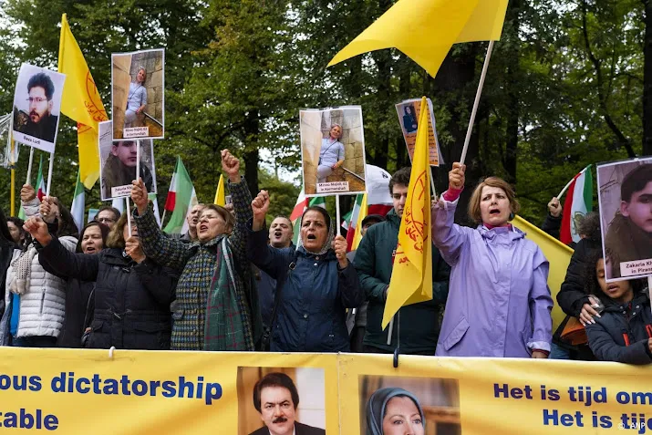 tientallen mensen in den haag demonstreren tegen iraanse regering