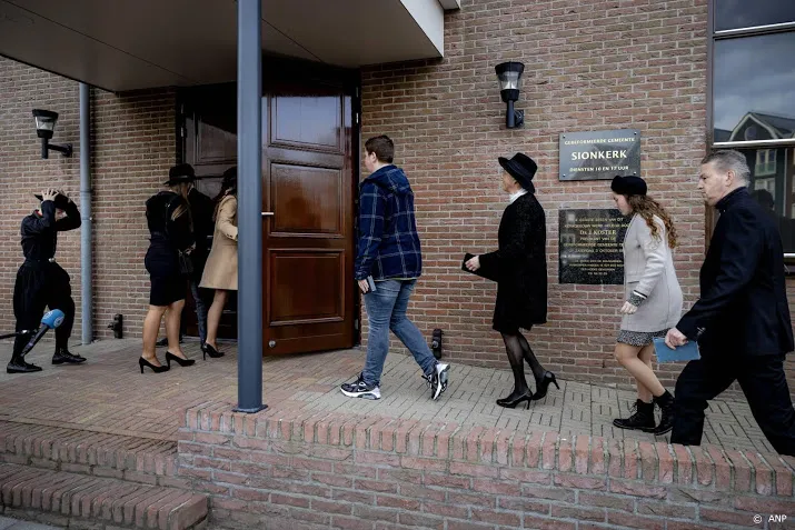 tientallen mensen naar volledig geopende kerken urk en krimpen