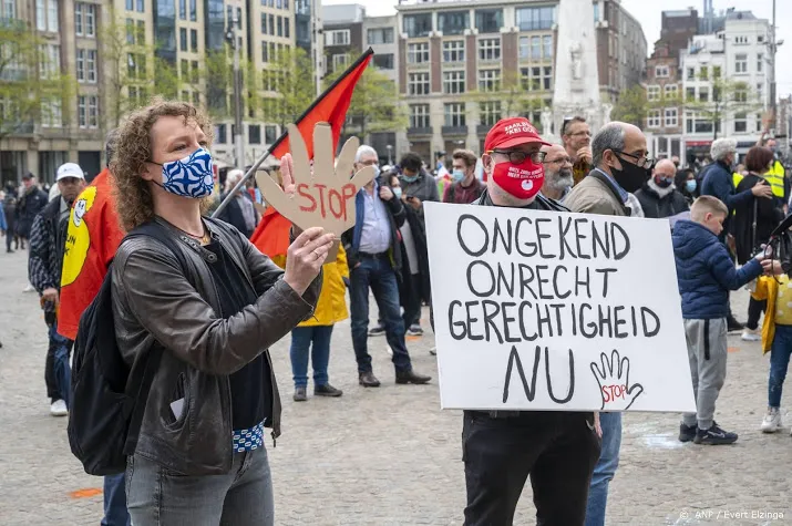 tientallen op de dam op de bres voor toeslagenouders