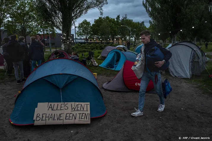 tientallen paginas met asielmaatregelen liggen op tafel kabinet