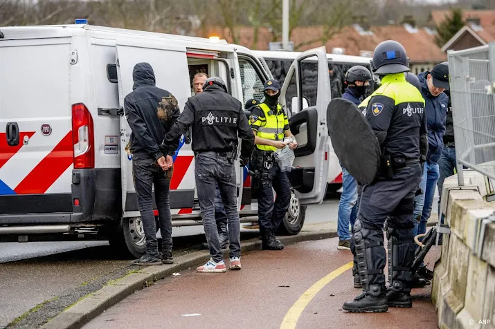 tientallen relschoppers aangehouden rond de kuip in rotterdam