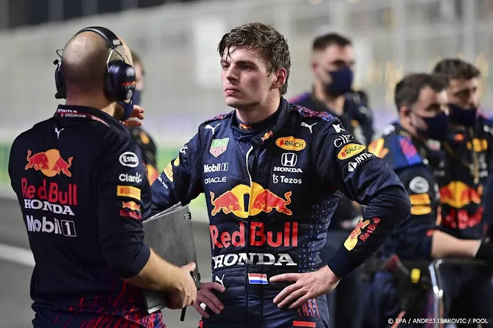 tijdstraf voor verstappen tijdens formule 1 race saudi arabie