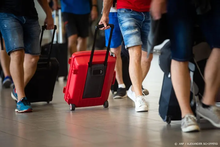 toerismebureau nederlanders pakken vaak vliegtuig voor vakantie