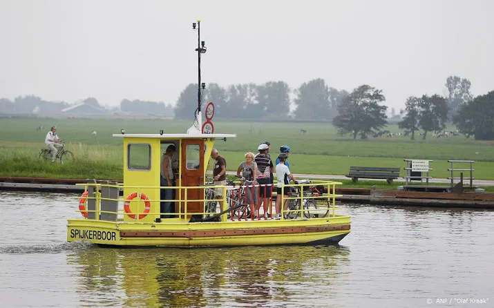 toeristische voet en fietsveren over grote rivieren varen niet