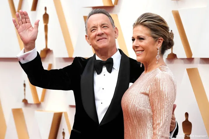 tom hanks en zijn vrouw rita wilson verlaten ziekenhuis