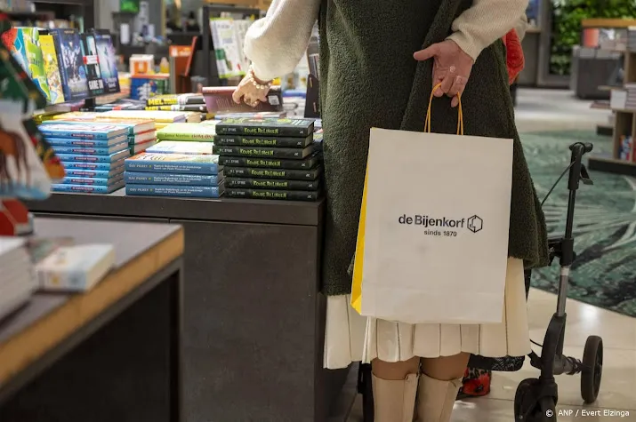 topman de bijenkorf consument houdt steeds meer hand op de knip
