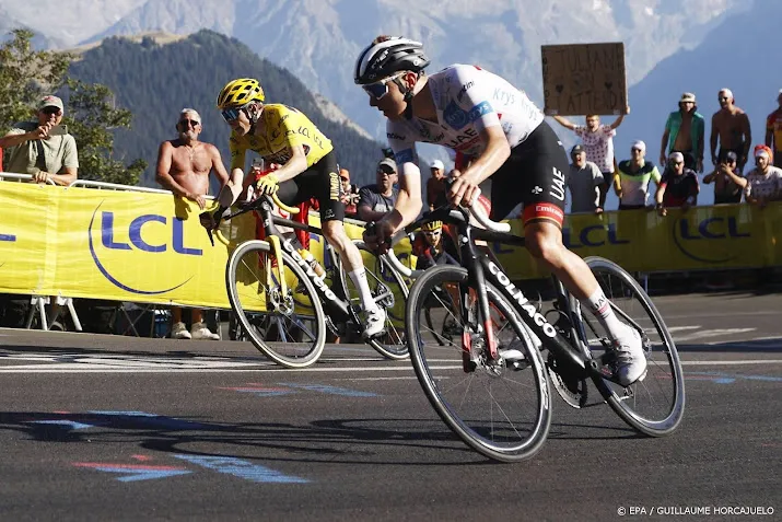 tourpeloton laat zware cols achter zich
