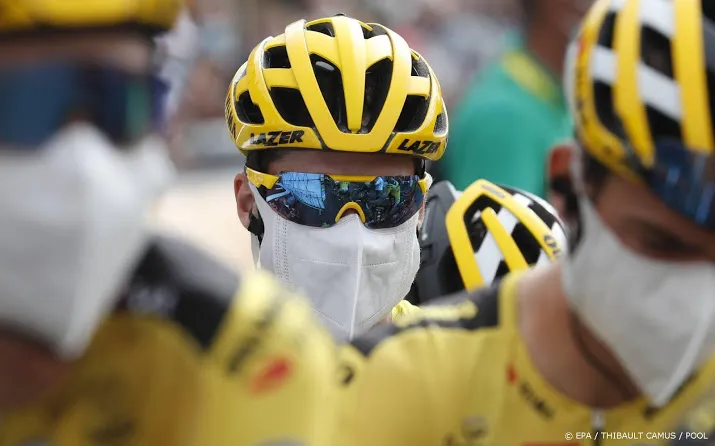 tourpeloton onderweg voor langste etappe