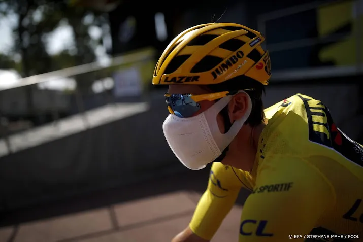 tourpeloton op weg naar loodzware cols