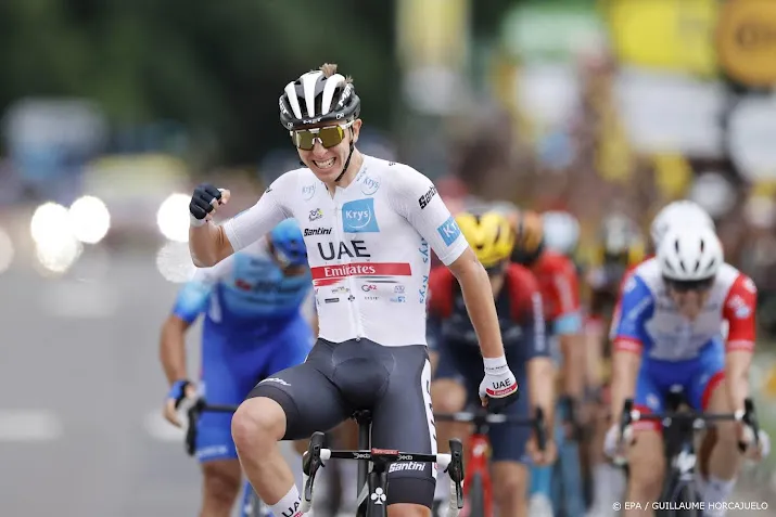 tourpeloton wacht eerste aankomst op een col