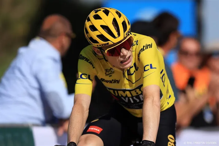 tourpeloton wacht na rustdag rit door centraal massief