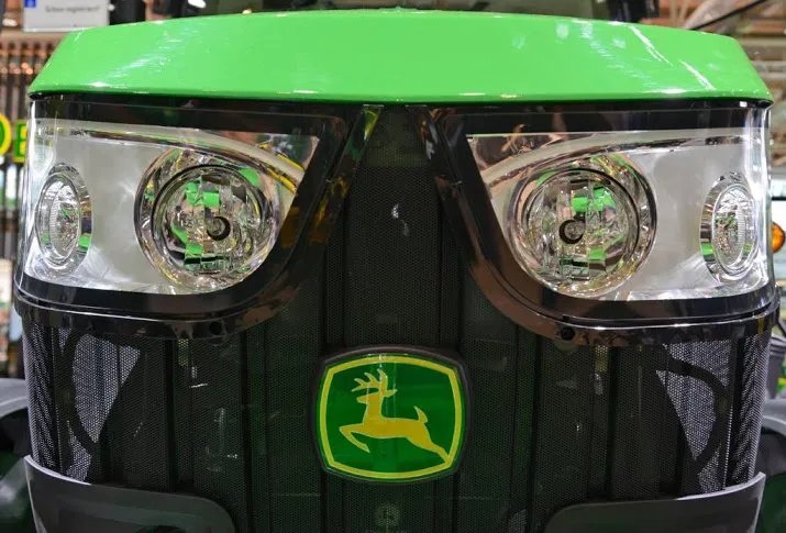 tractorbouwer deere verhoogt omzetverwachting