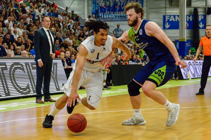 trainer vervaeck weg bij basketballers leiden