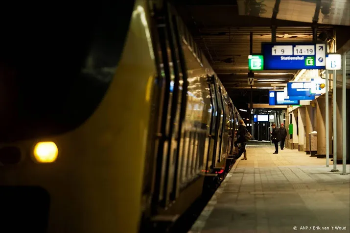 treinen gestrand door omgewaaide bomen