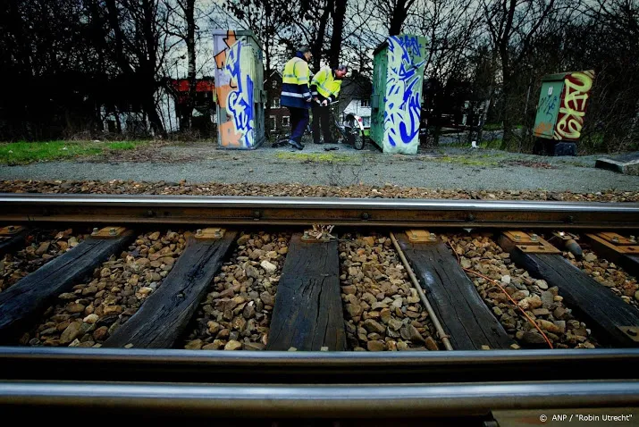 treinverkeer rond utrecht platgelegd om kinderen op spoor